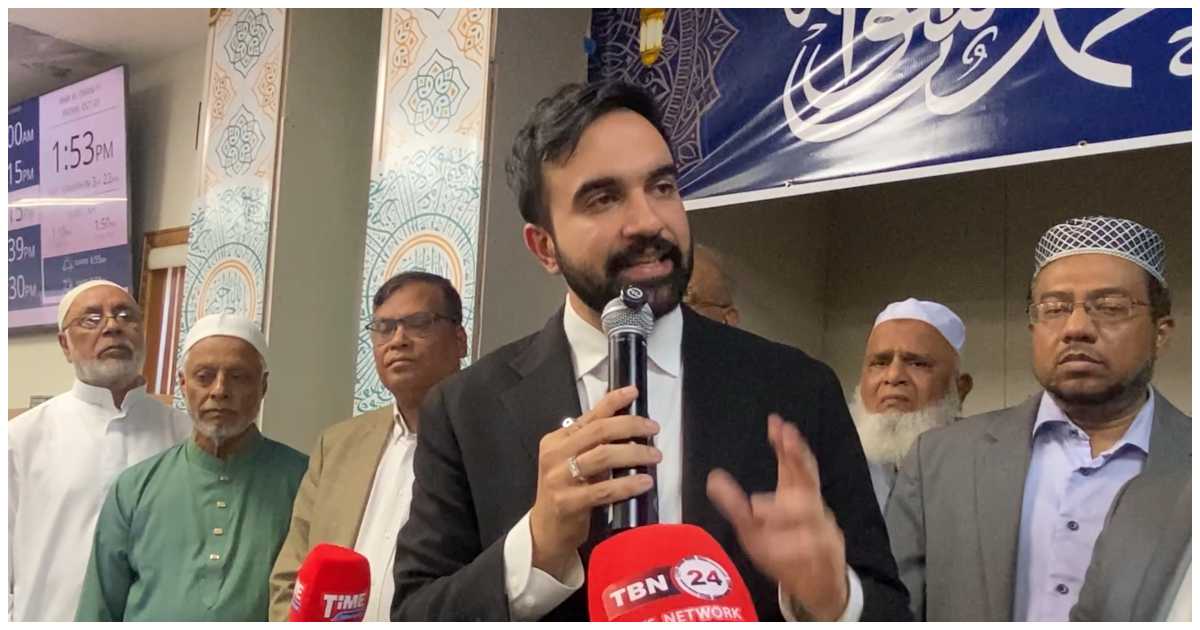 নিউ ইয়র্কের জ্যামাইকা মুসলিম সেন্টারে সম্প্রতি জুমার নামাজ আদায় করে বক্তব্য দেন ডেমোক্র্যাটিক পার্টির মেয়র পদপ্রার্থী জোরান মামদানি। ছবি: টিবিএন